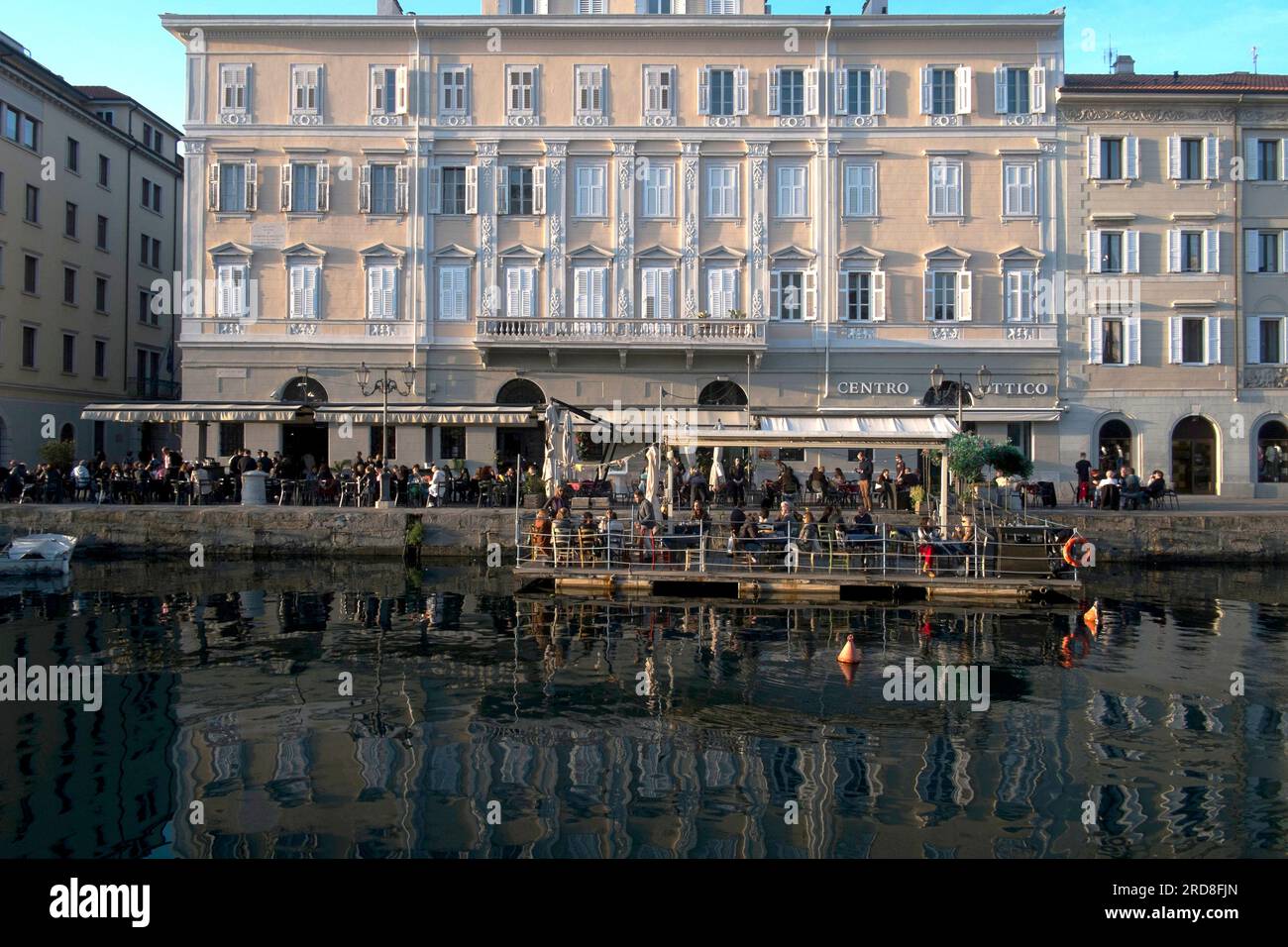 Aperitivo sur le Grand Canal, Trieste, Friuli Venezia Giulia, Italie, Europe Banque D'Images