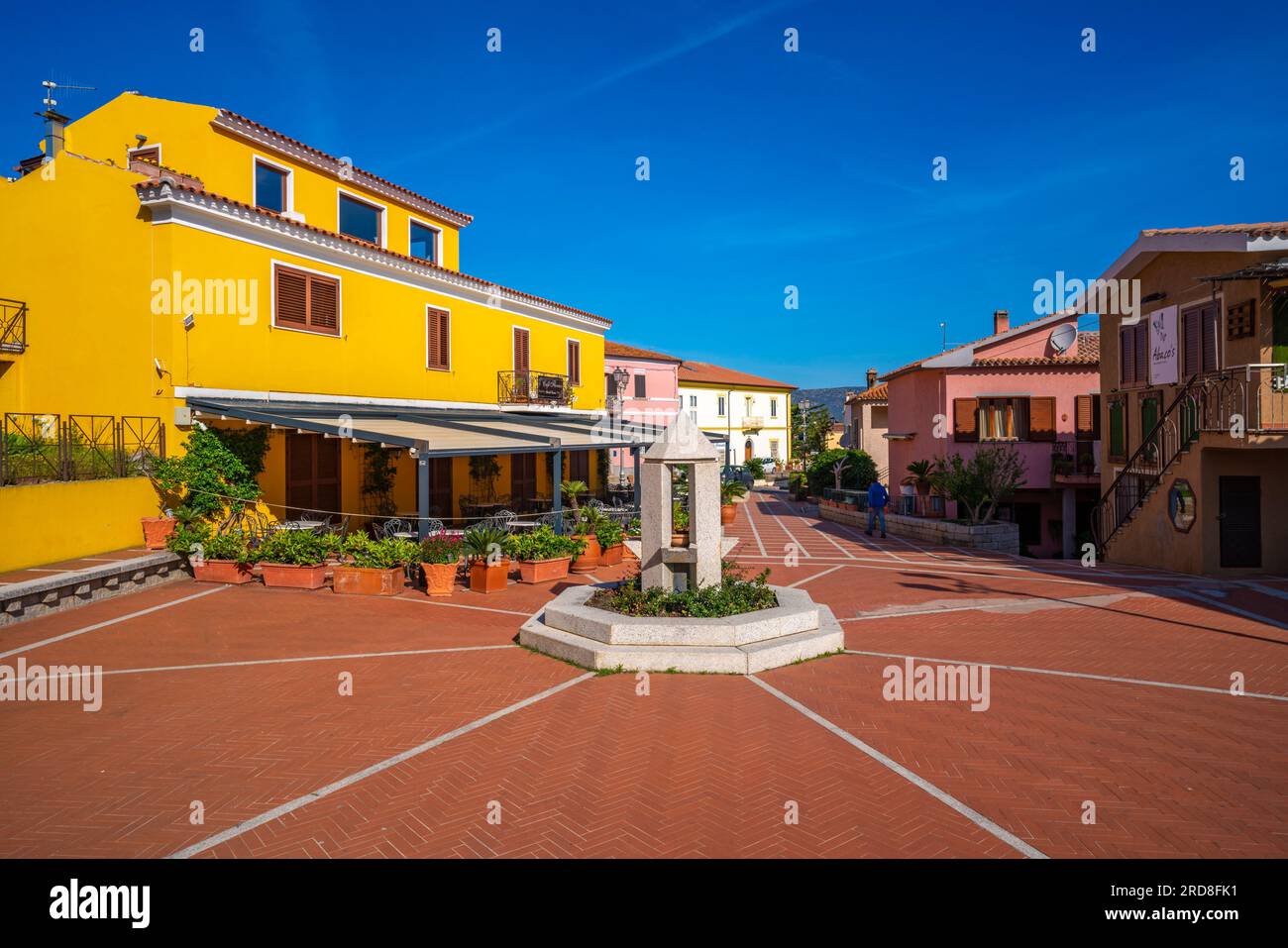 Vue des bâtiments colorés de Piazza Mediterraneo, San Teodoro, Sardaigne, Italie, Méditerranée, Europe Banque D'Images