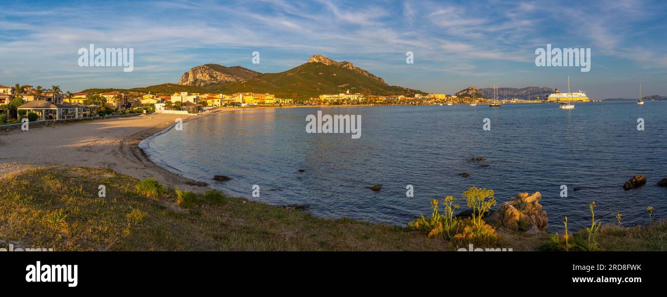 Vue de la plage au coucher du soleil à Golfo Aranci, Sardaigne, Italie, Méditerranée, Europe Banque D'Images