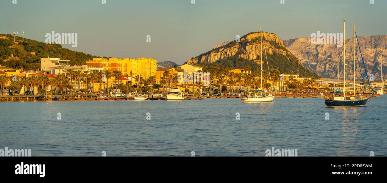 Vue sur les bateaux et les bâtiments colorés au coucher du soleil à Golfo Aranci, Sardaigne, Italie, Méditerranée, Europe Banque D'Images