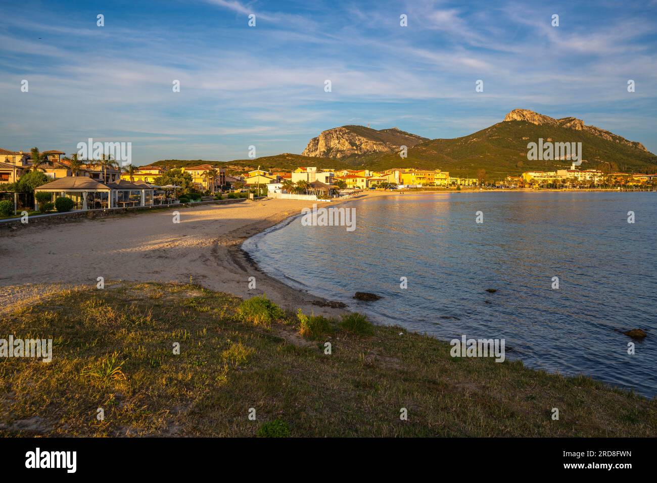 Vue de la plage au coucher du soleil à Golfo Aranci, Sardaigne, Italie, Méditerranée, Europe Banque D'Images