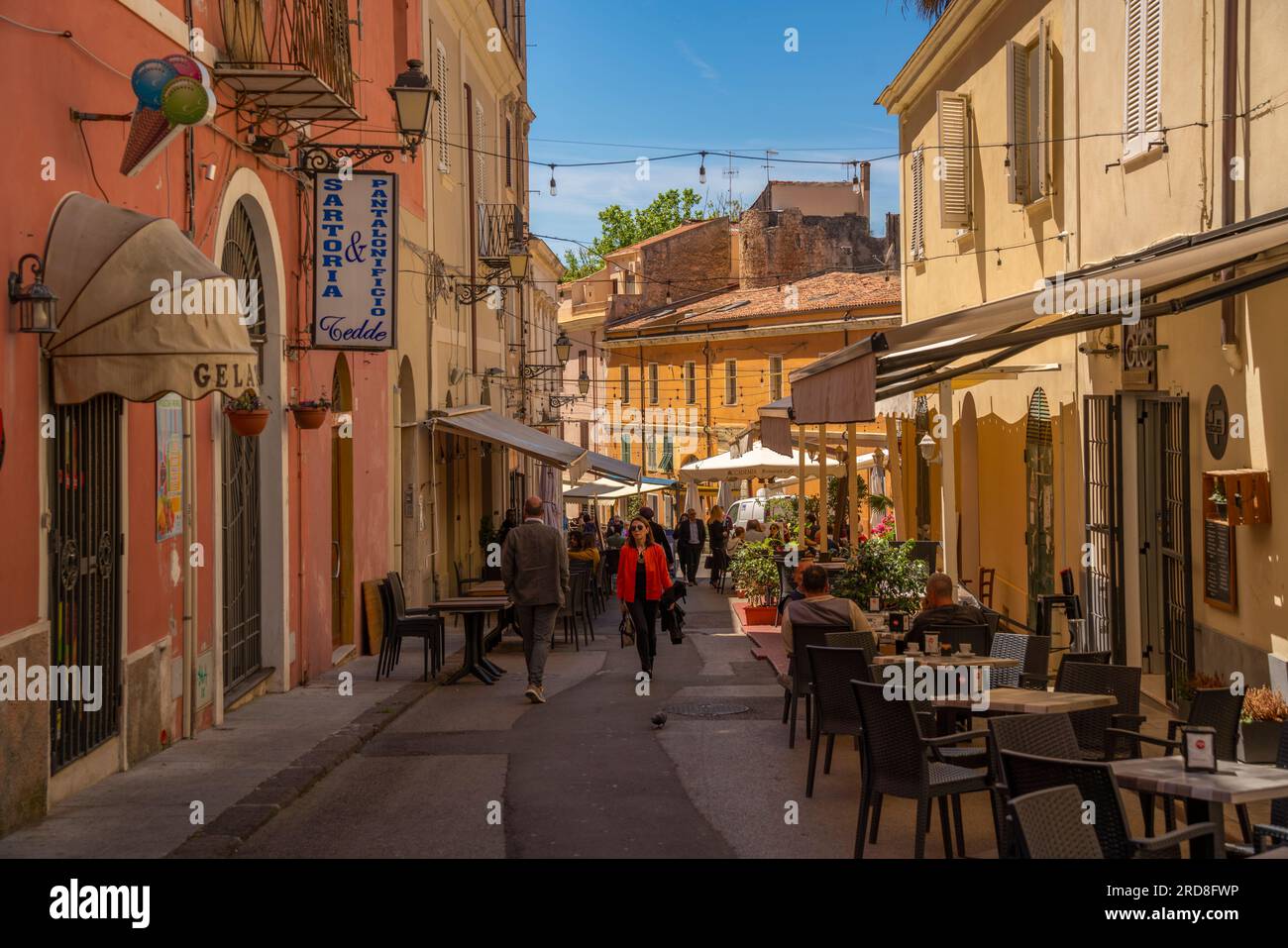 Vue de la rue étroite bordée de cafés et de bâtiments rustiques à Sassari, Sassari, Sardaigne, Italie, Méditerranée, Europe Banque D'Images