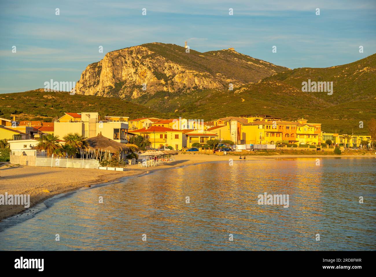 Vue de la plage au coucher du soleil à Golfo Aranci, Sardaigne, Italie, Méditerranée, Europe Banque D'Images