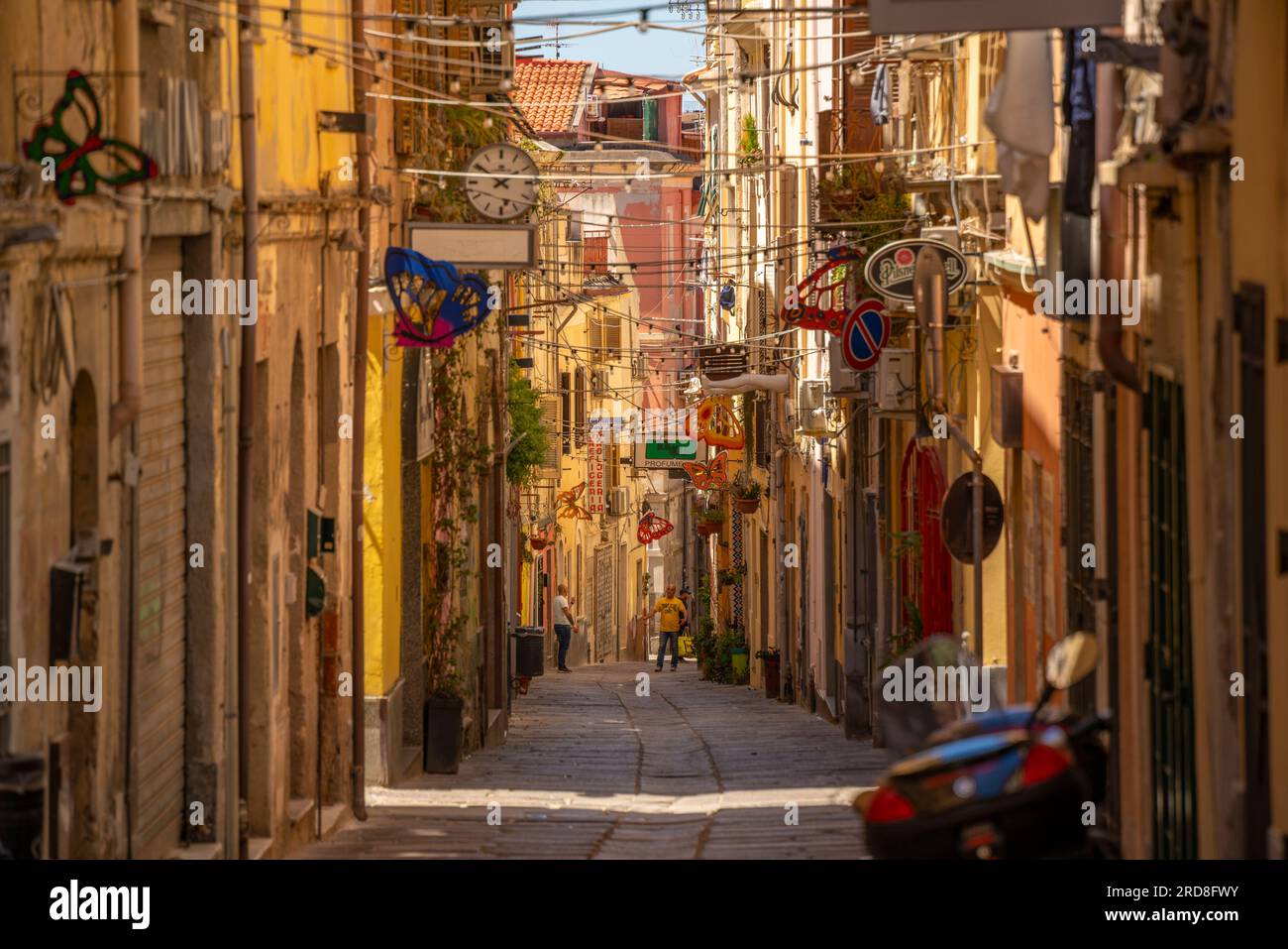 Vue de la rue étroite bordée de bâtiments rustiques à Sassari, Sassari, Sardaigne, Italie, Méditerranée, Europe Banque D'Images