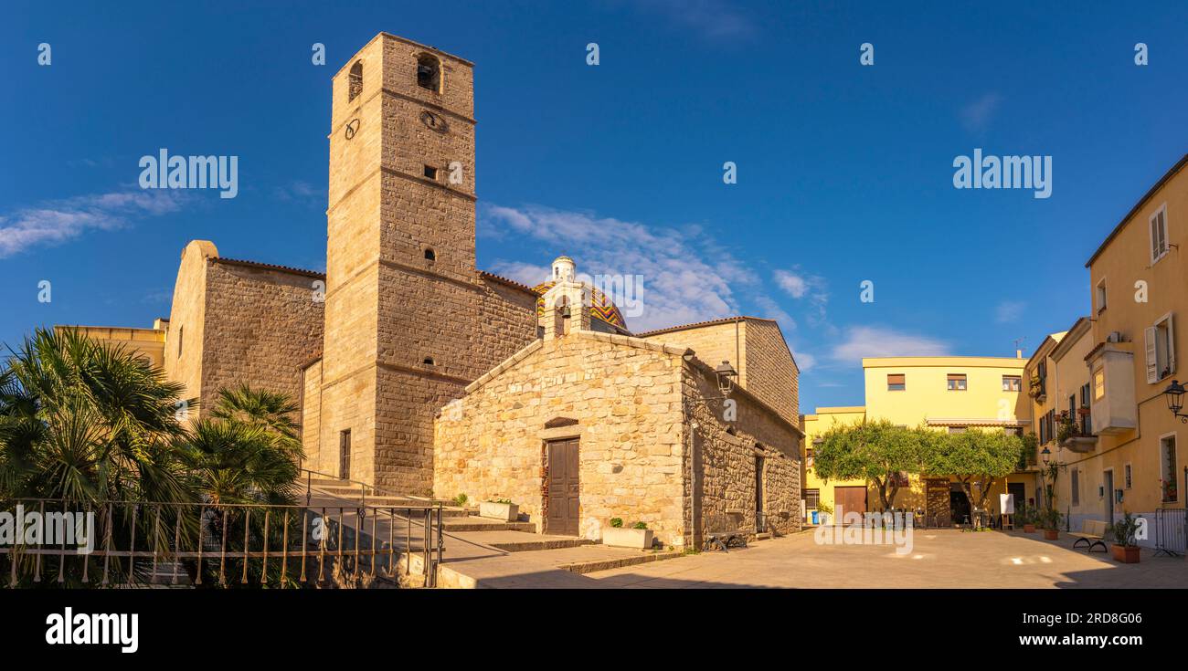 Vue de l'église Chiesa Parrocchiale di S. Paolo Apostolo le jour ensoleillé à Olbia, Olbia, Sardaigne, Italie, Méditerranée, Europe Banque D'Images