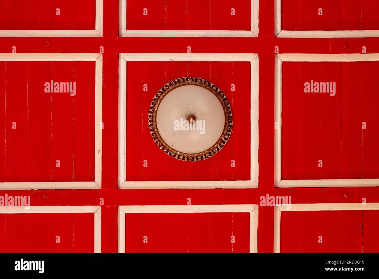 Plafond en planche rouge avec lumière décorative Banque D'Images