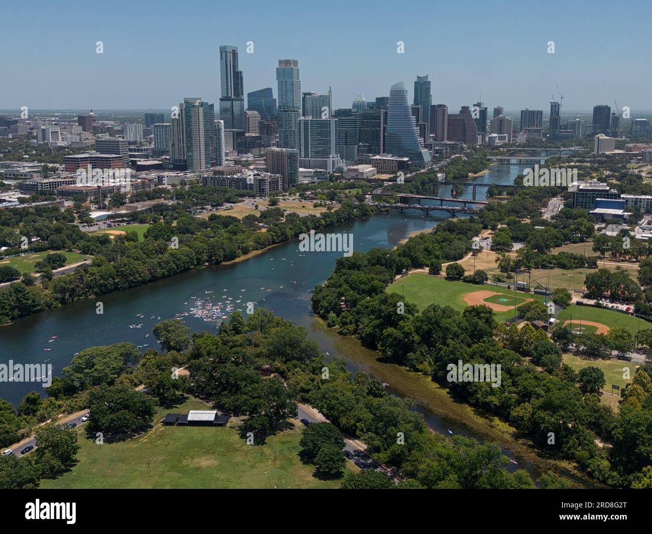 Les gratte-ciel d'Austin, Texas sont montrés avec la rivière Colorado / Lady Bird Lake visible au premier plan pendant une journée d'été d'une vue aérienne. Banque D'Images