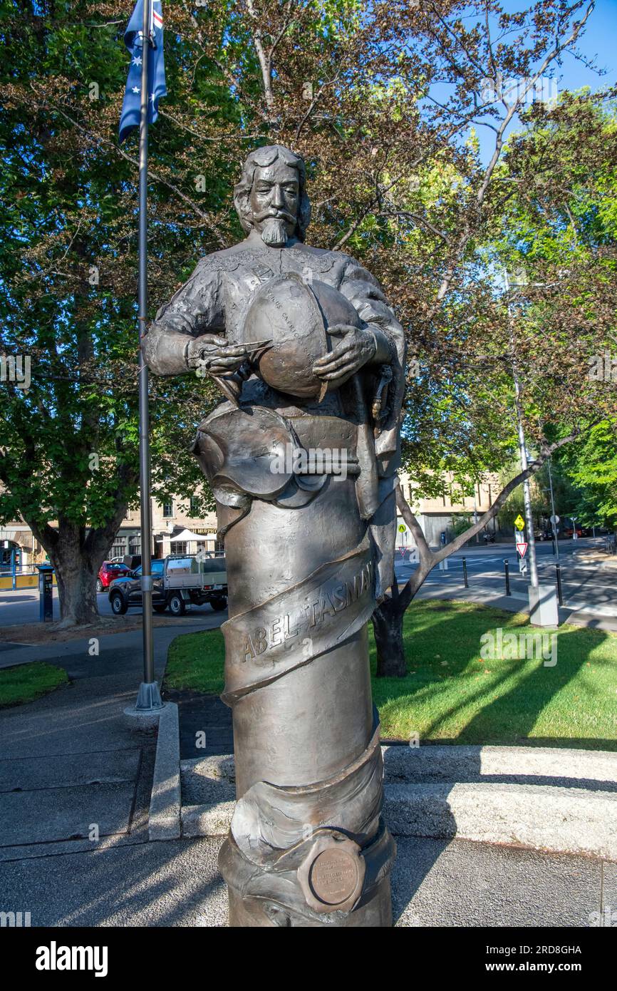 Statue en bronze Abel Tasman tenant le globe Salamanca Hobart Tasmanie Australie Banque D'Images