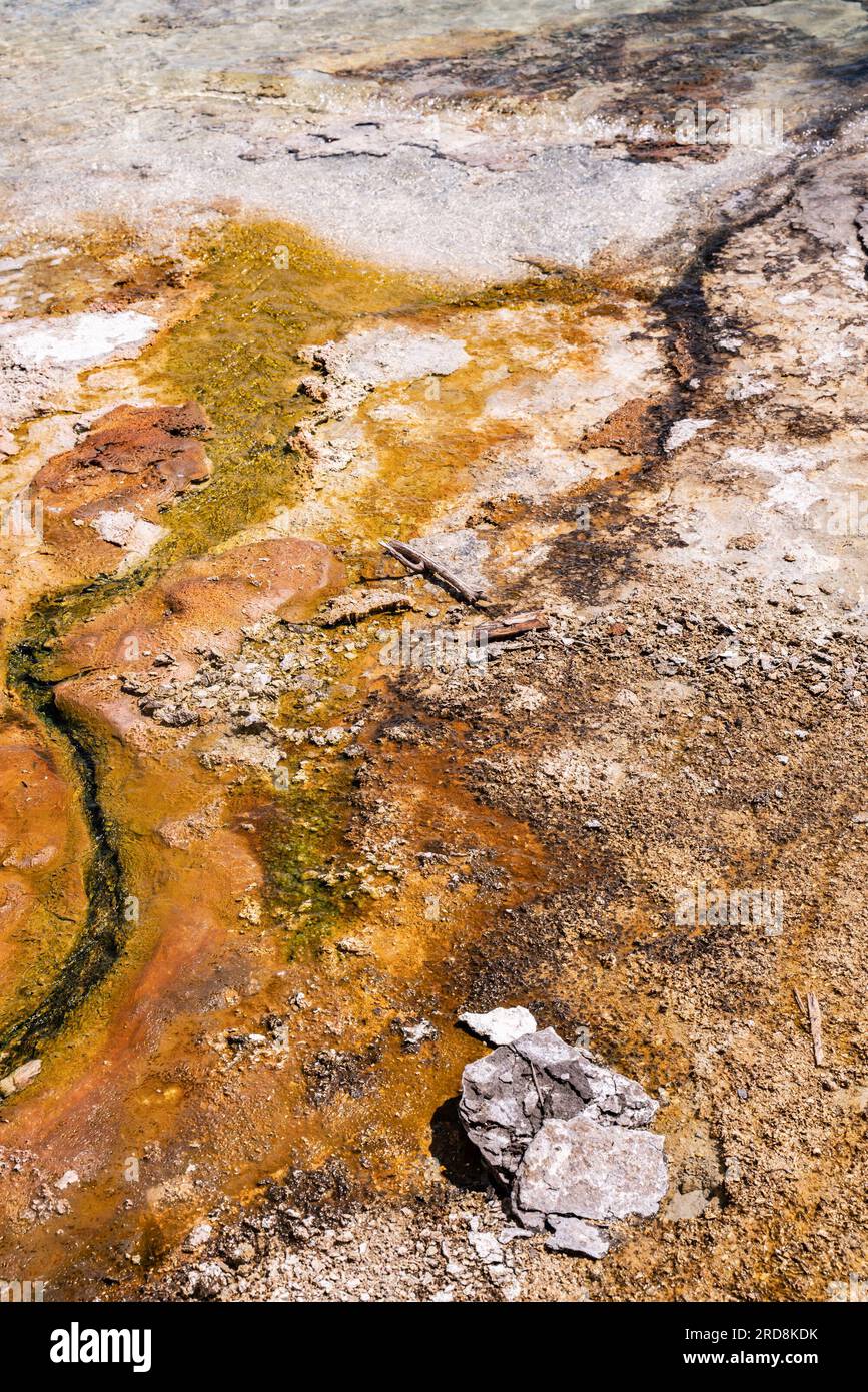 Texture formée à partir de geyser géothermique vu du parc national de Yellowstone, Wyoming. Banque D'Images