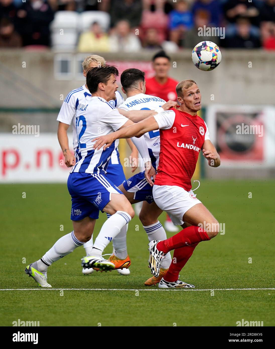 Jukka Raitala de HJK Helsinki se retire de Leroy Millar de Larne lors du premier tour de qualification de l'UEFA Champions League, match de deuxième étape à Solitude, Belfast. Date de la photo : mercredi 19 juillet 2023. Banque D'Images