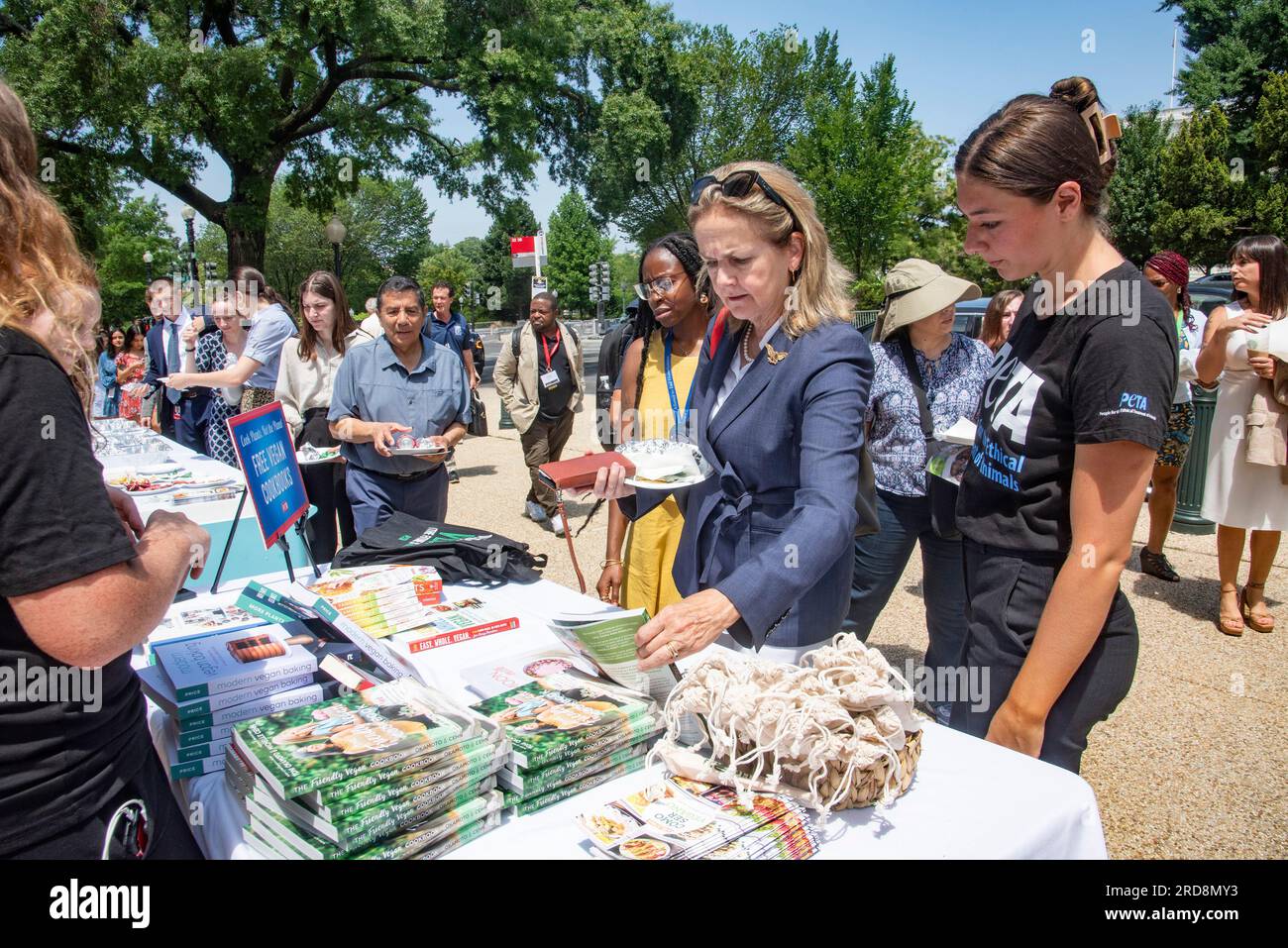 Washington DC, juillet ,19 2023 USA:DC. Madeleine Dean, D-PA regarde les livres de cuisine vegetariaon après avoir obtenu un hot dog végétalien au VE annuel du Congrès Banque D'Images