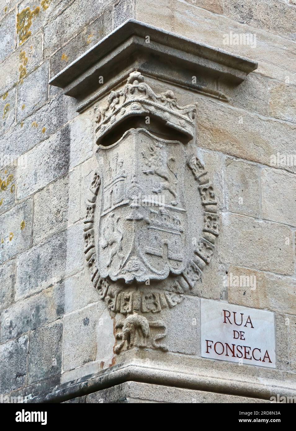 Armoiries sculptées en pierre sur un coin de rue et panneau de rue pour Rua de Fonseca dans le centre historique de Santiago de Compostelle Galice Espagne Banque D'Images
