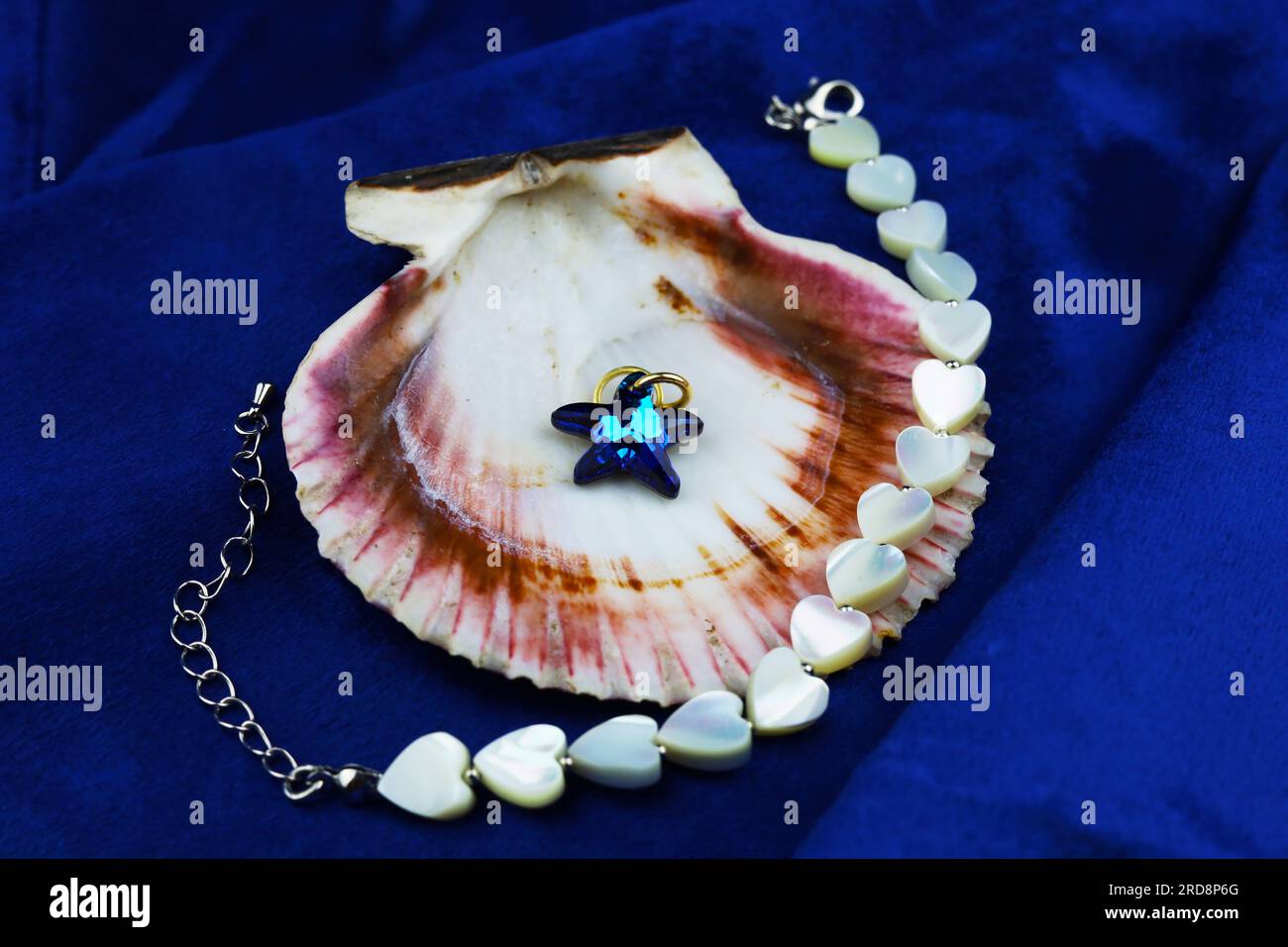 Bijoux pour femmes sous forme de perles de perles naturelles sur velours bleu. Banque D'Images Bijoux pour femmes sous forme de perles de perles naturelles sur velours bleu. Banque D'Images