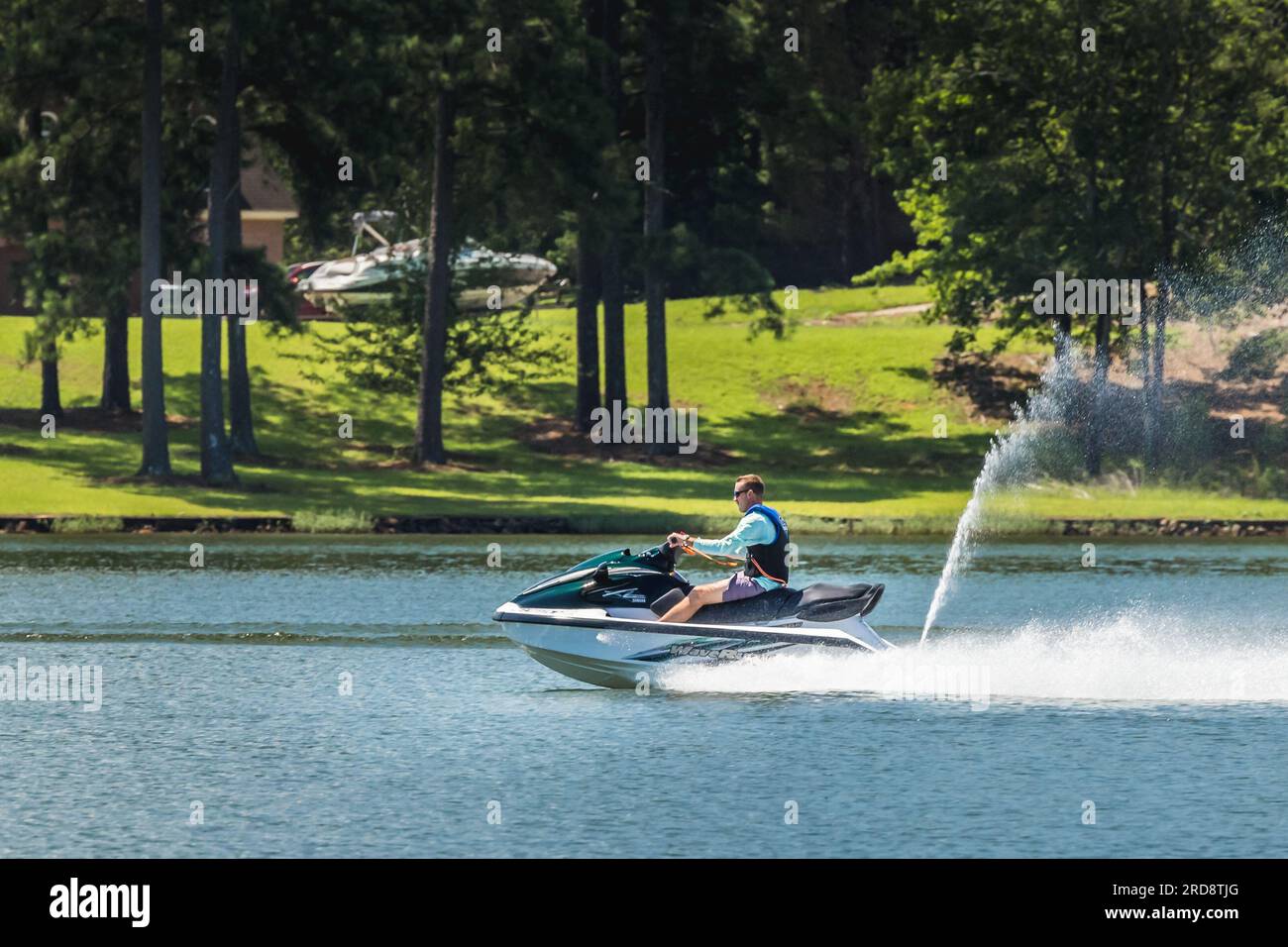 GREENSBORO, GÉORGIE -19 JUILLET 2023 : Homme faisant du jet ski et profitant d'une journée d'été sur le lac Oconee, Géorgie. Banque D'Images
