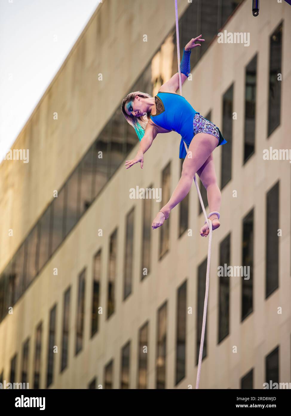 Montréal, Canada - juillet 14 2023 : People Performing Completement cirque trois Giants sur la rue de Montréal Banque D'Images