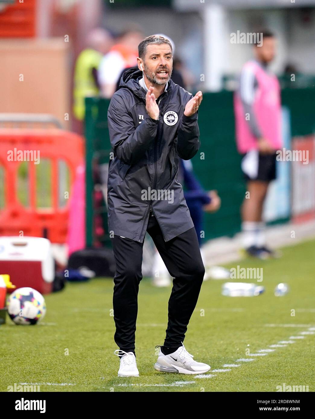 Le Manager de Larne, Tiernan Lynch, réagit sur la ligne de touche lors du premier tour de qualification de l'UEFA Champions League, match de deuxième étape à Solitude, Belfast. Date de la photo : mercredi 19 juillet 2023. Banque D'Images