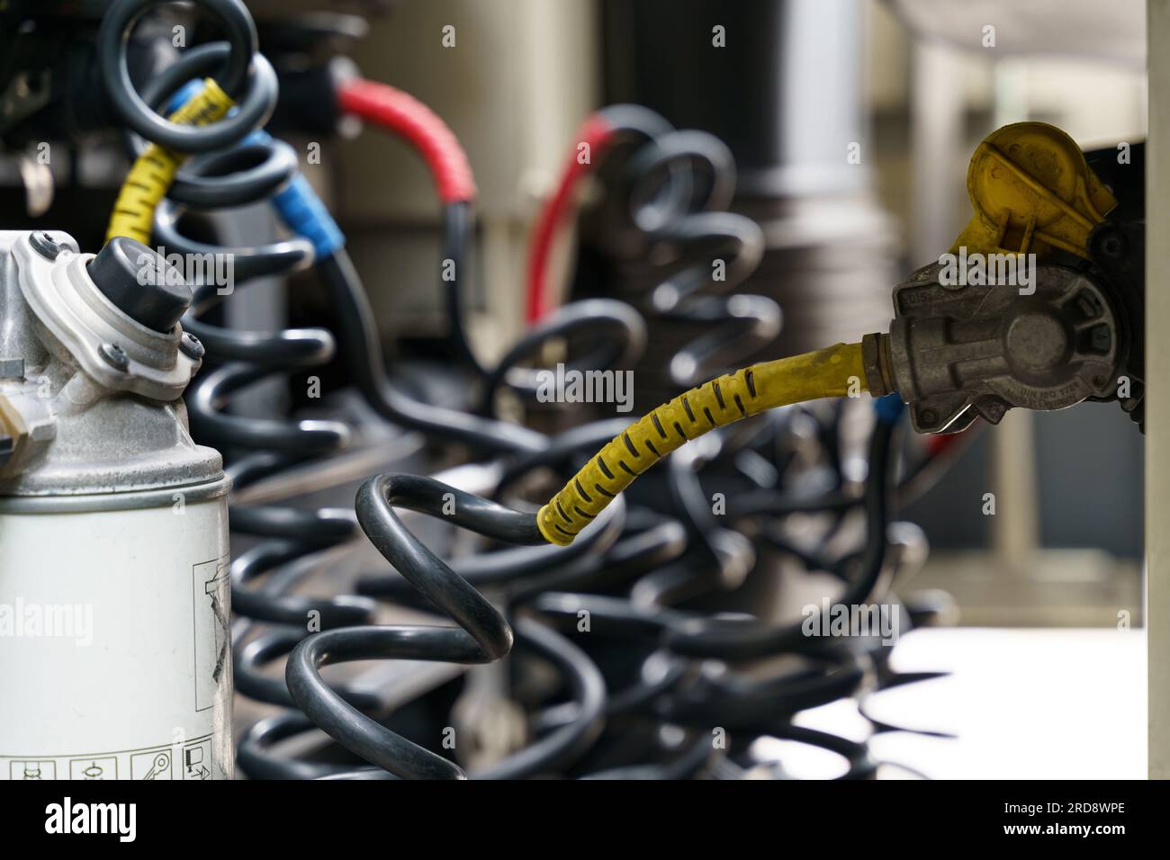 Raccordement de tuyaux et câbles pneumatiques et électriques à une semi-remorque de camion. Banque D'Images