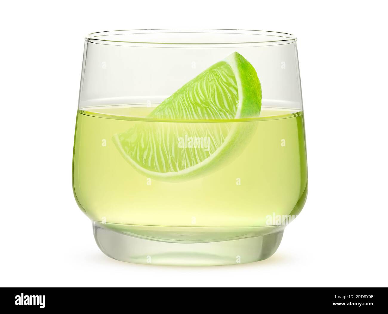 Un verre de boisson de citron vert et une tranche de fruits de citron vert, isolé sur fond blanc Banque D'Images