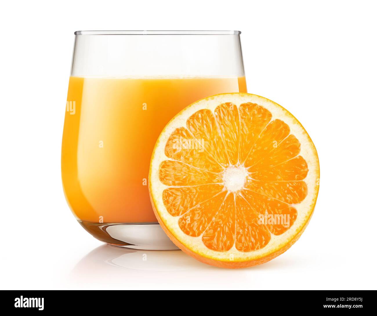 Jus d'orange dans un verre et tranche de fruit orange, isolé sur fond blanc Banque D'Images