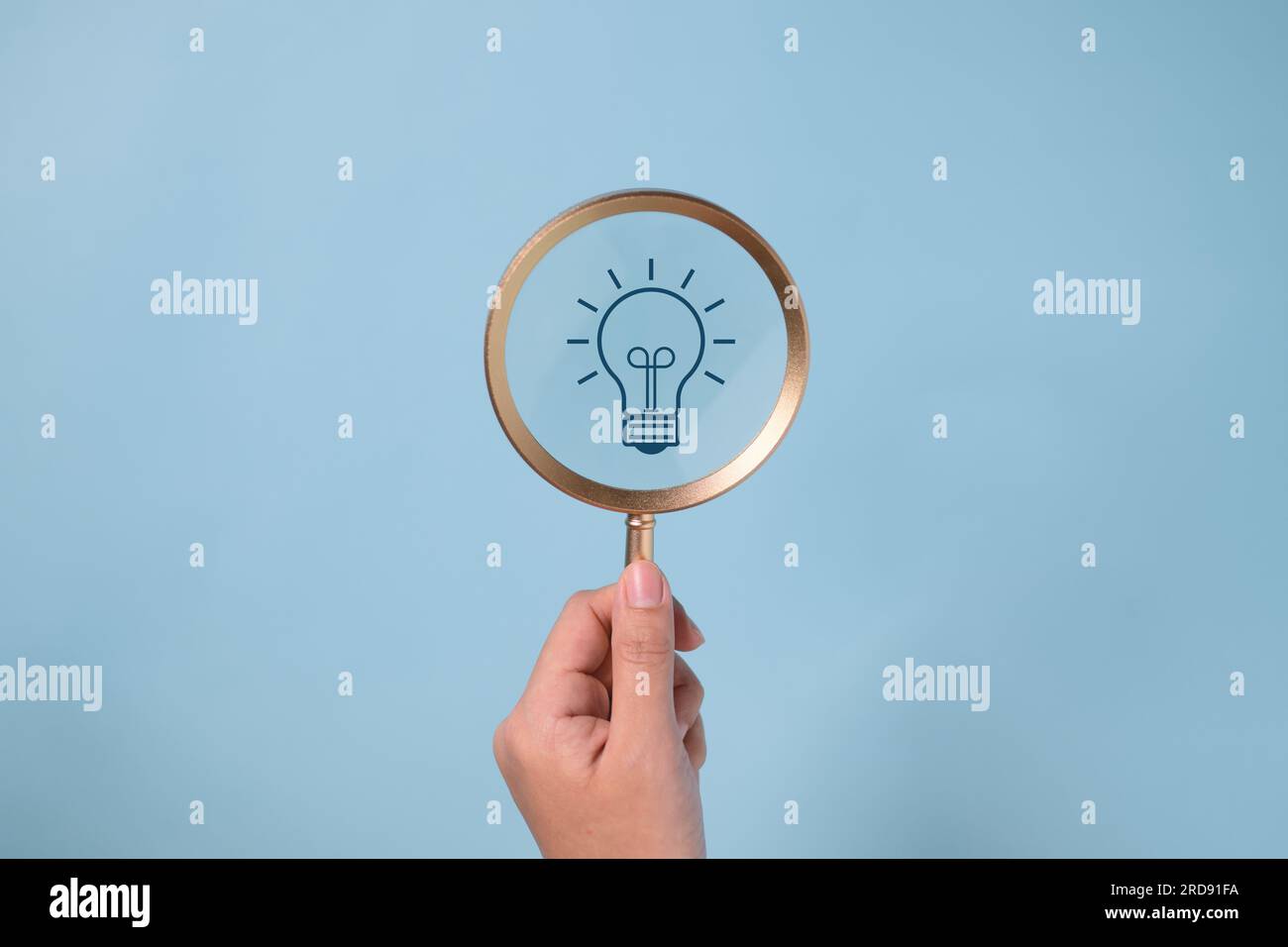 icône d'ampoule idea sur la loupe. idée et nouveau concept de conception sur un arrière-plan propre. Banque D'Images