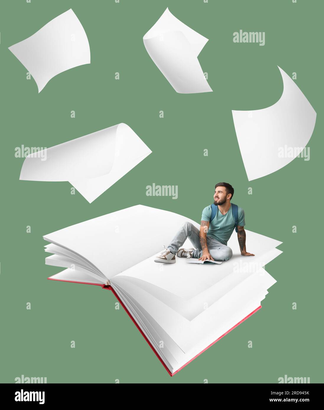 Bel étudiant tatoué et grand livre avec des pages blanches sur fond vert Banque D'Images Bel étudiant tatoué et grand livre avec des pages blanches sur fond vert Banque D'Images