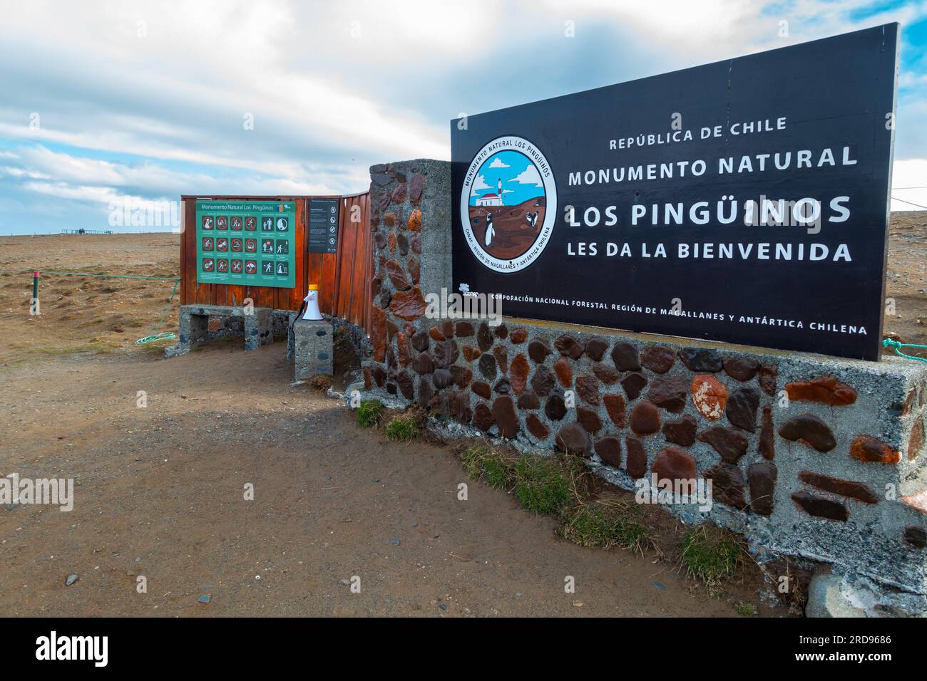 Table d'entrée de bienvenue et informations sur le monument national de la célèbre réserve de pingouins de l'île Magdalena. Détroit de Magellan Punta Arenas Patagonie chilienne Banque D'Images