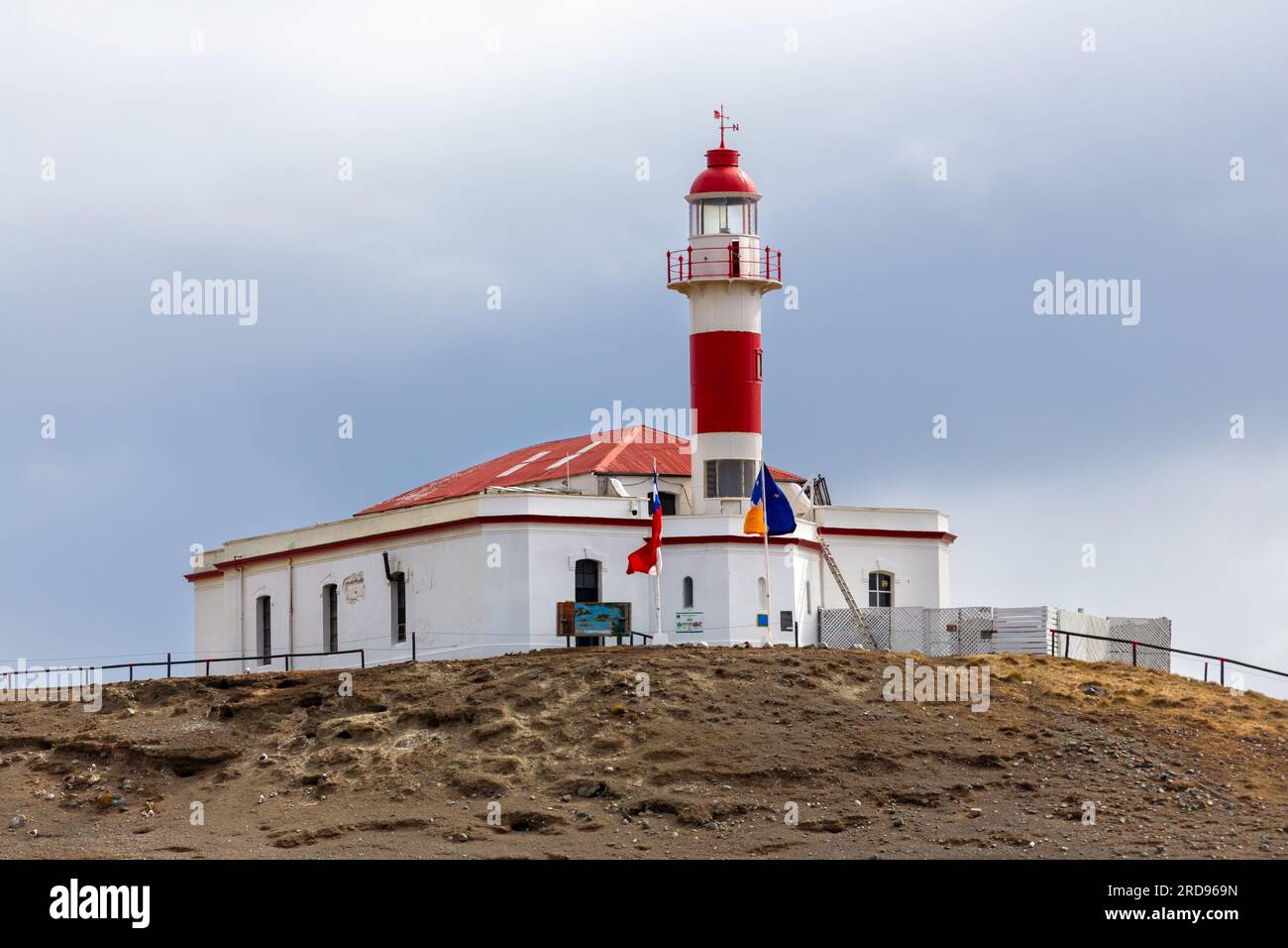 Faro Isla Magdalena, phare de signalisation maritime, célèbre monument national de la réserve de pingouins. Île de Magdalena Détroit de Magellan au large de Punta Arenas Chili Banque D'Images