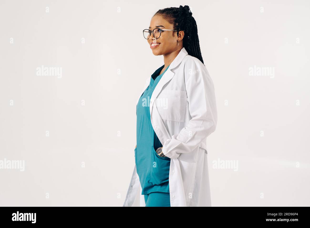 Portrait de médecin afro-américain féminin sur fond blanc souriant Banque D'Images