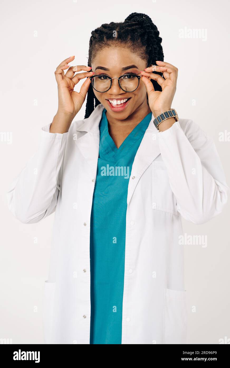 Portrait de médecin afro-américain féminin sur fond blanc souriant Banque D'Images
