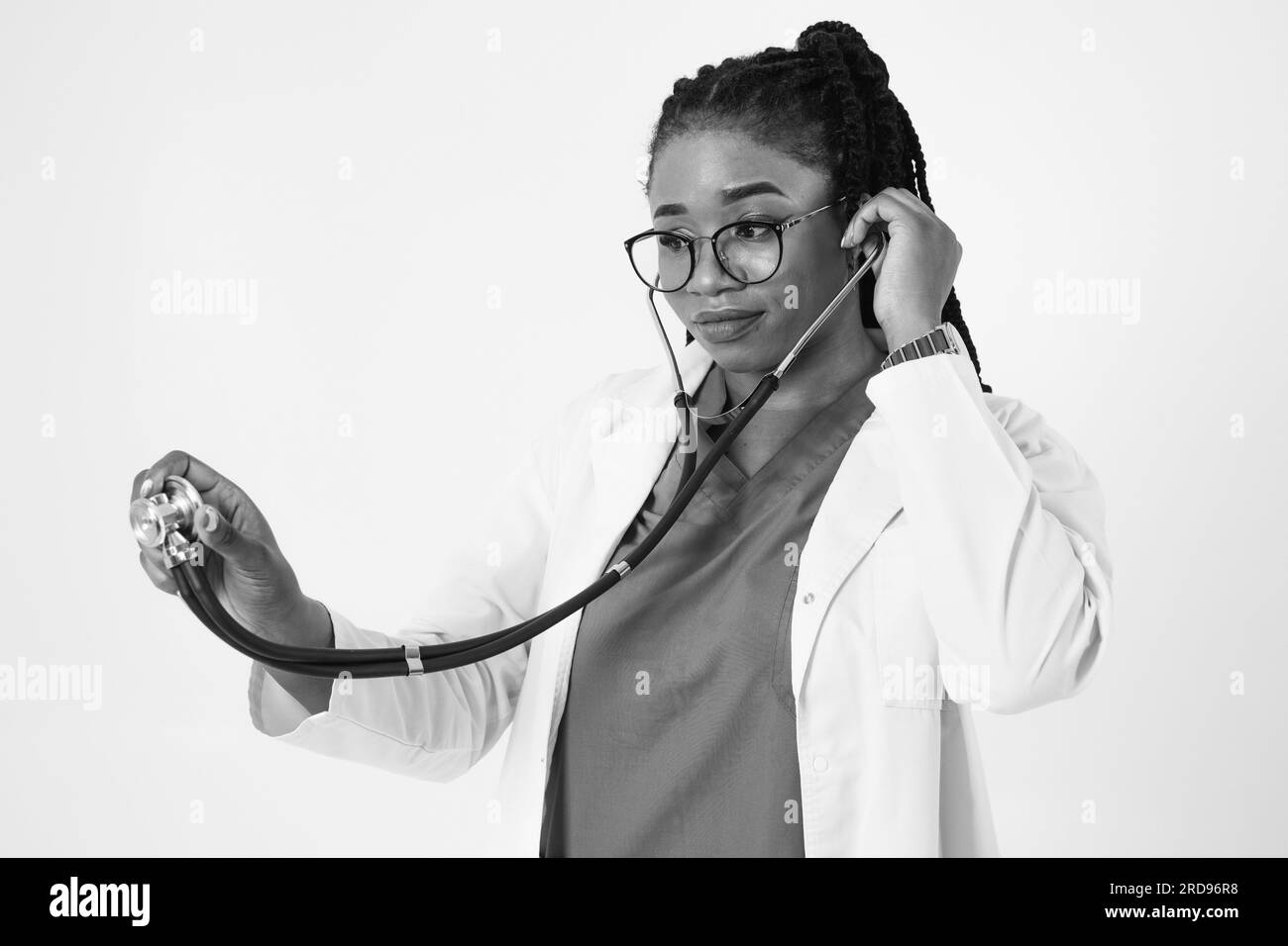 Portrait d'une infirmière afro-américaine heureuse ou d'une femme médecin avec stéthoscope, hôpital et profession médicale Banque D'Images