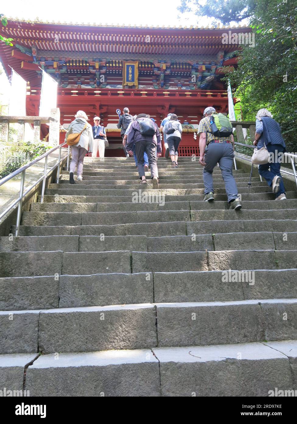 Les visiteurs montent les marches de pierre menant à l'entrée du sanctuaire sacré Kunosan Toshogu, désigné Trésor national par le gouvernement japonais. Banque D'Images