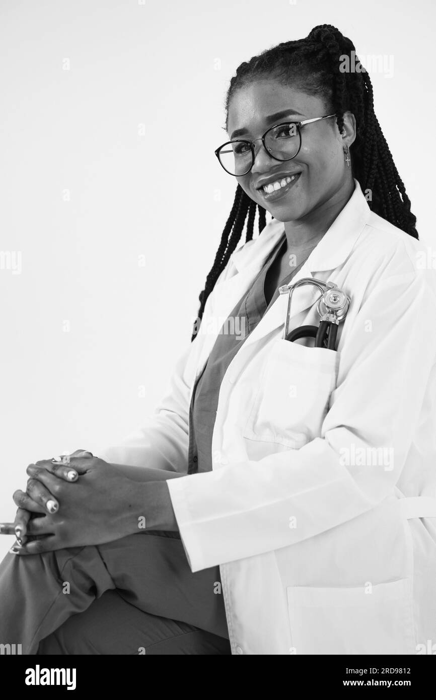 Portrait d'une infirmière afro-américaine heureuse ou d'une femme médecin avec stéthoscope, hôpital et profession médicale Banque D'Images
