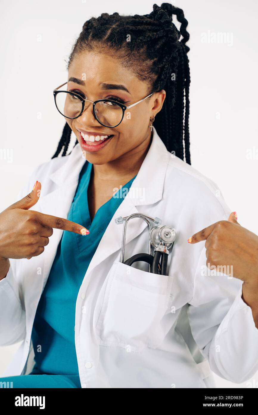 Portrait d'une infirmière afro-américaine heureuse ou d'une femme médecin avec stéthoscope, hôpital et profession médicale Banque D'Images