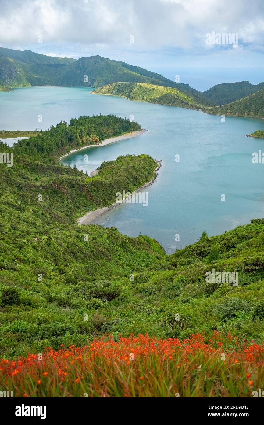 Belle vue sur le lac de feu ' Lagoa do Fogo ' dans l'île de São Miguel, Açores, Portugal. Banque D'Images