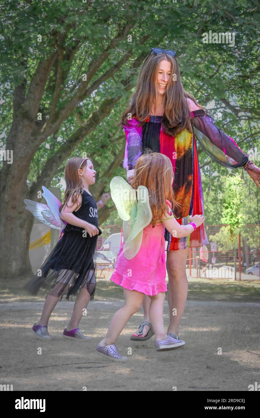 Jeune maman et filles dansant au Festival de musique Banque D'Images