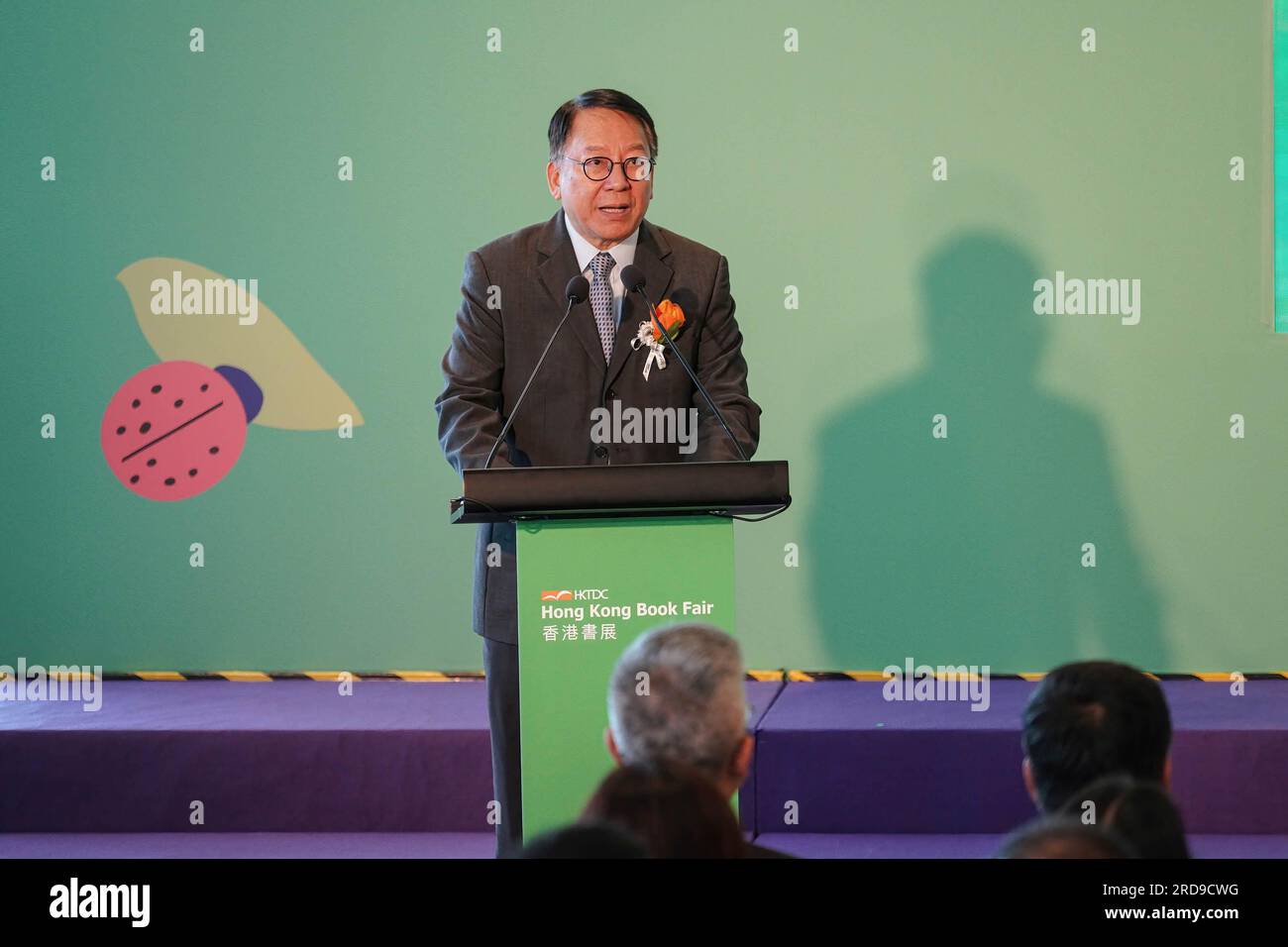 Hong Kong, Chine. 19 juillet 2023. Eric Chan Kwok-ki, Secrétaire en chef de l'administration de la RAS de Hong Kong, prend la parole lors du cocktail. La Foire du livre de Hong Kong 2023 commence au Hong Kong Convention and Exhibition Centre du 19 au 25 juillet, attirant de nombreuses entreprises et éditeurs présentant leurs stands avec une vaste sélection de livres. (Photo de Michael Ho Wai Lee/SOPA Images/Sipa USA) crédit : SIPA USA/Alamy Live News Banque D'Images