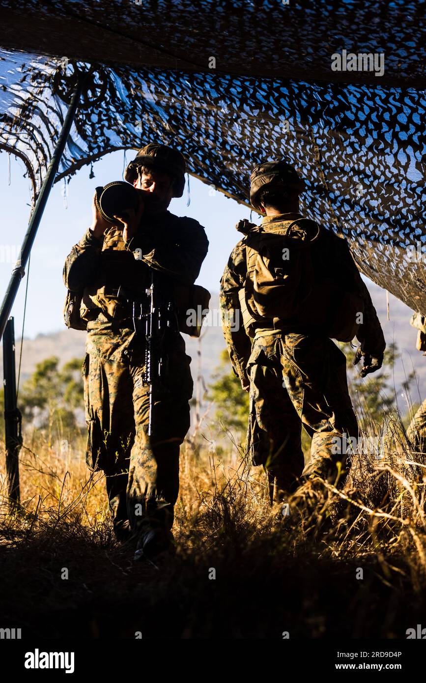 ÉTATS-UNIS Le Sgt. John Kelly, sergent de peloton avec kilo Battery, 3rd Battalion, 1st Marine Regiment (renforcé), Marine Rotational Force - Darwin 23, transporte une balle de 155 mm au cours de l'exercice Southern Jackaroo 23 dans la zone d'entraînement de terrain de Townsville, Queensland, Australie, le 6 juillet 2023. Southern Jackaroo est un exercice trilatéral avec la MRF-D, la Force d'autodéfense terrestre japonaise et la Force de défense australienne, avec des observateurs de la République de Corée, travaillant ensemble pour atteindre les objectifs d'interopérabilité des tirs, des manœuvres et des communications. (ÉTATS-UNIS Photo du corps des Marines par le caporal Brayden Daniel) Banque D'Images