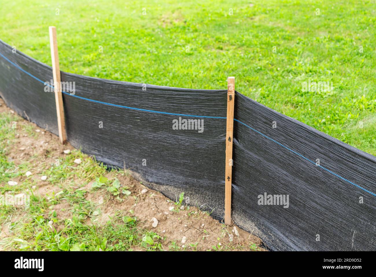 Tissu Silt Fence avec poteaux en bois installés avant le début de la construction. Banque D'Images