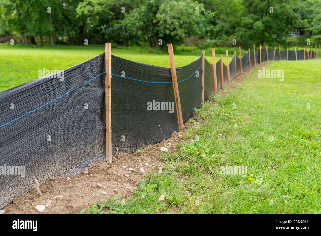 Tissu Silt Fence avec poteaux en bois installés avant le début de la construction. Banque D'Images