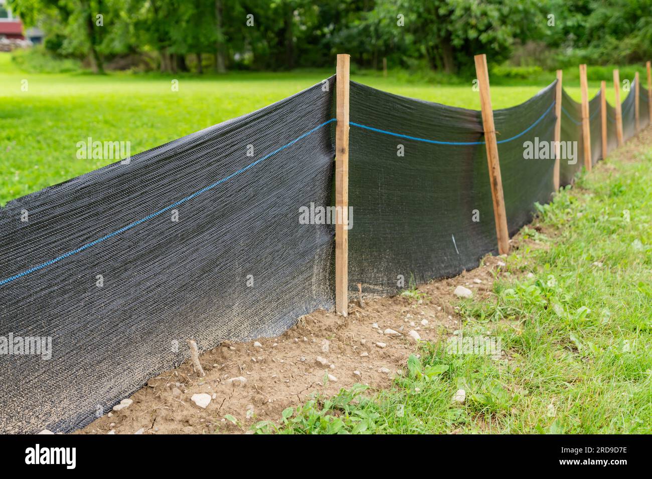 Tissu Silt Fence avec poteaux en bois installés avant le début de la construction. Banque D'Images