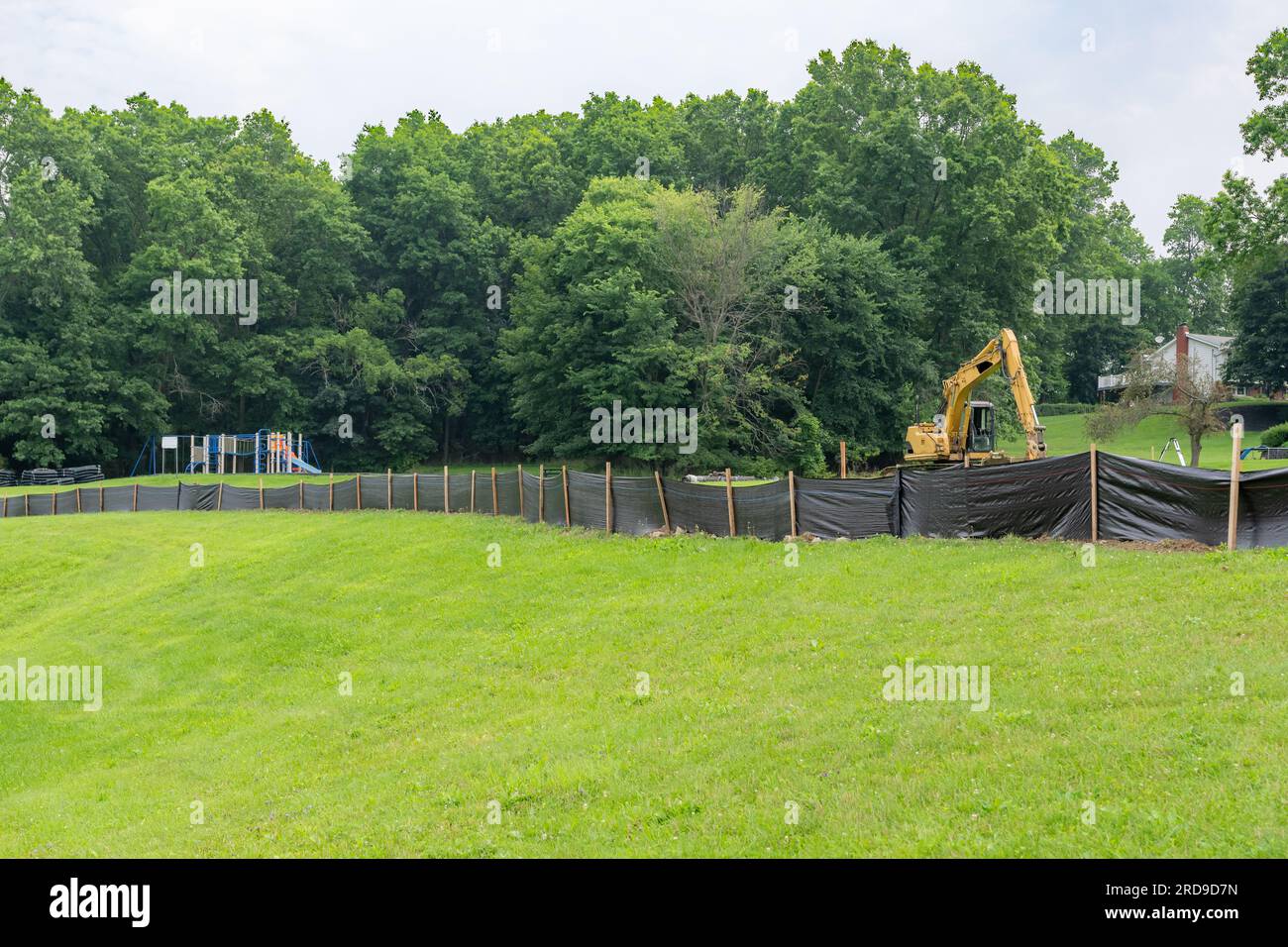 Tissu Silt Fence avec poteaux en bois installés avant le début de la construction. Banque D'Images