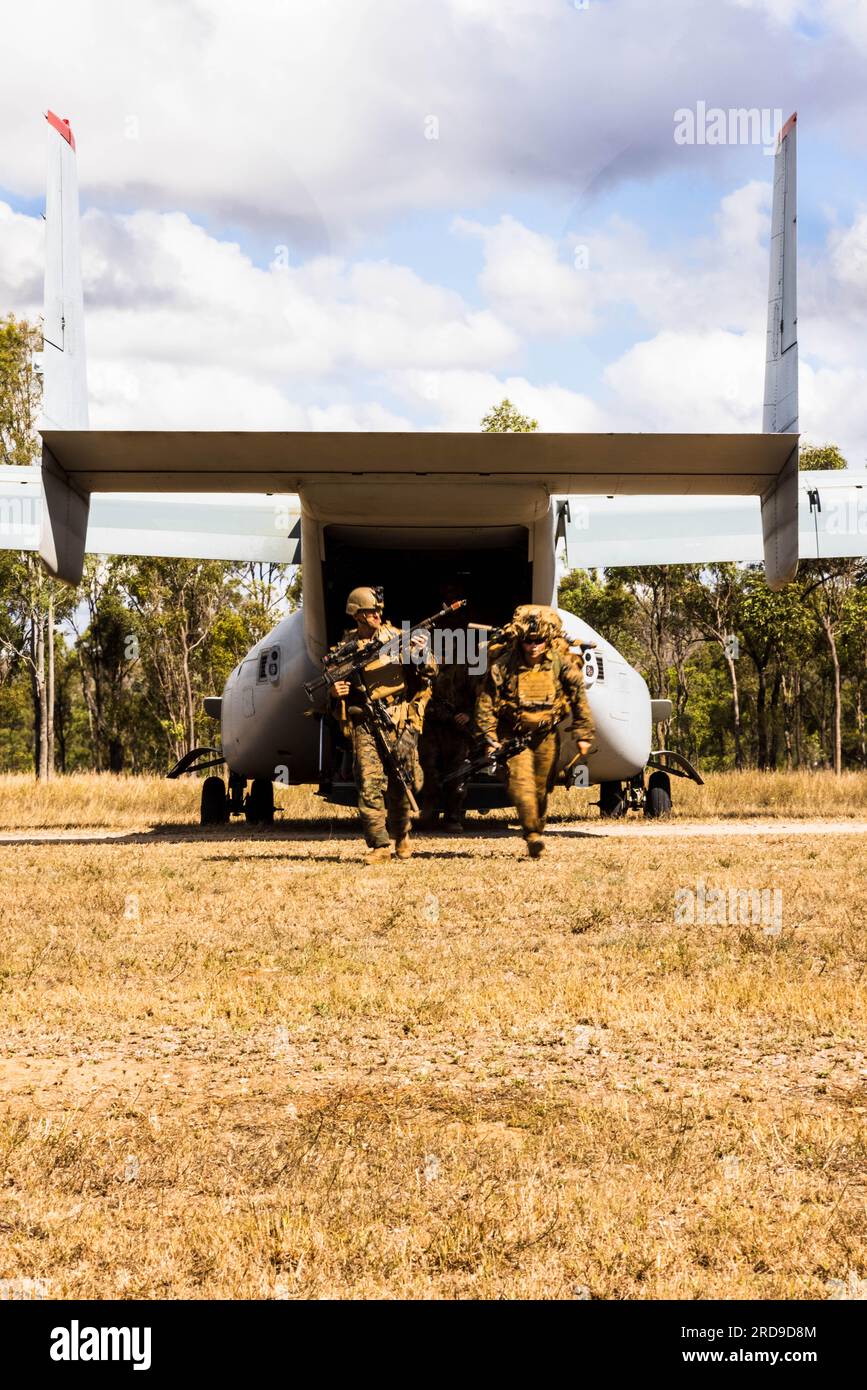 ÉTATS-UNIS Les Marines avec Lima Co., 3e bataillon, 1e régiment de Marines (renforcé), Marine Rotational Force – Darwin 23, débarquent d'un MV-22B Osprey tiltrotor au cours de l'exercice Southern Jackaroo 23 dans la zone d'entraînement de Townsville, Queensland, Australie, le 6 juillet 2023. Southern Jackaroo est un exercice trilatéral avec la MRF-D, la Force d'autodéfense terrestre japonaise et la Force de défense australienne, avec des observateurs de la République de Corée, travaillant ensemble pour atteindre les objectifs d'interopérabilité des tirs, des manœuvres et des communications. (ÉTATS-UNIS Photo du corps des Marines par le caporal Brayden Daniel) Banque D'Images