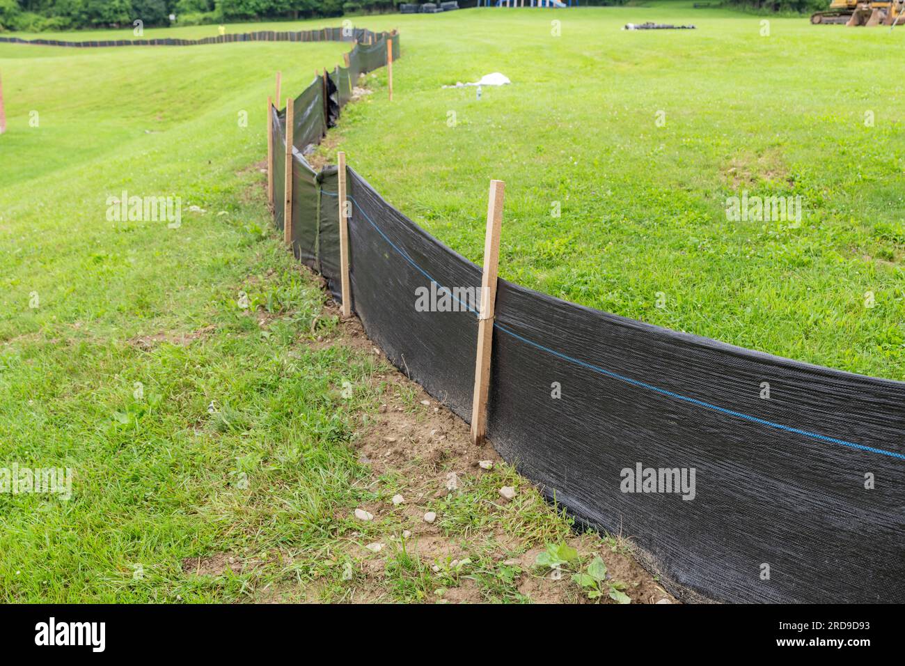 Tissu Silt Fence avec poteaux en bois installés avant le début de la construction. Banque D'Images