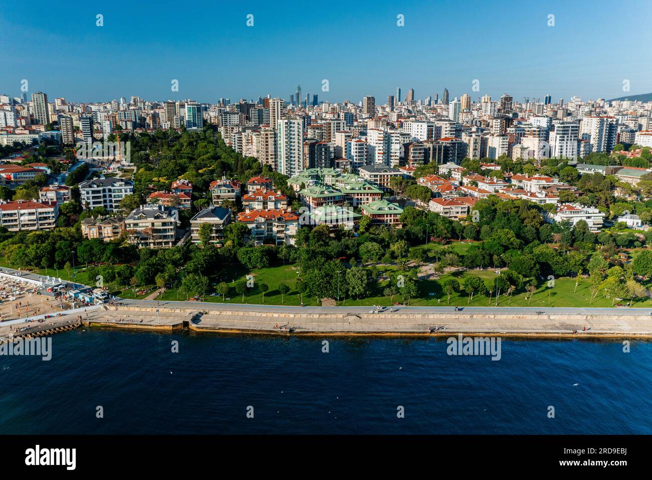 Vue aérienne de la plage et du parc dans le district de Caddebostan sur la côte de la mer de Marmara du côté asiatique d'Istanbul, Turquie. Banque D'Images