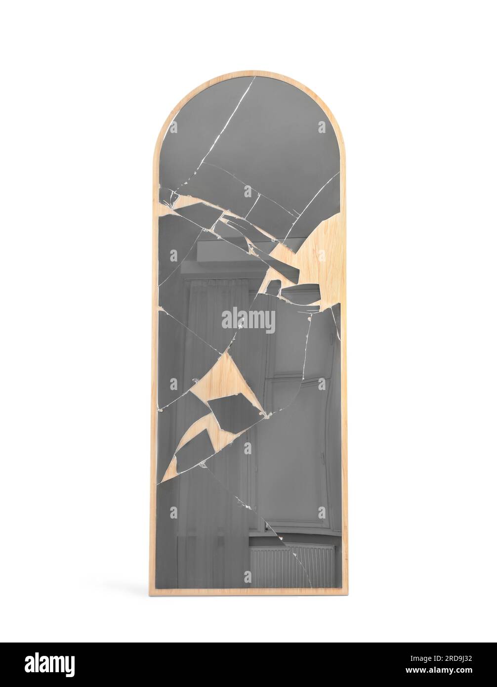 Miroir cassé avec de nombreuses fissures sur fond blanc Banque D'Images