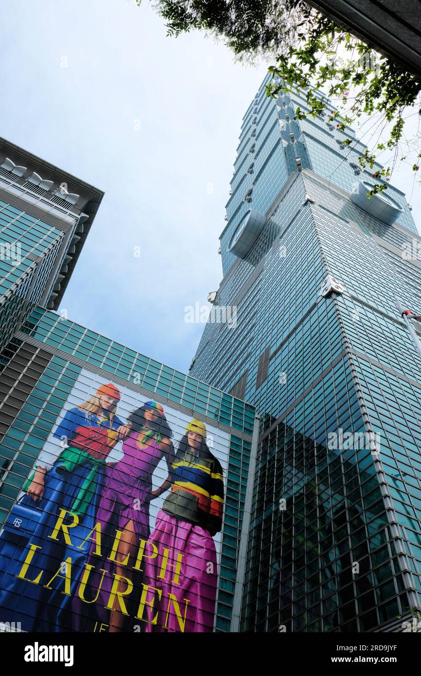 Panneau publicitaire et affiche de la campagne de Ralph Lauren sur la façade du bâtiment à la base du gratte-ciel Taipei 101 à Taipei, Taiwan ; marché mondial. Banque D'Images