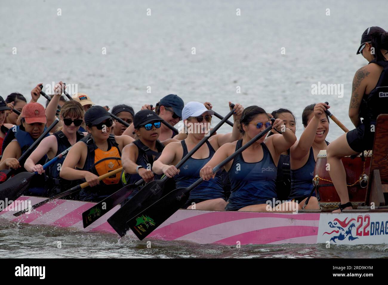 S'amuser Dragon Boat Racing sur la rivière cooper Banque D'Images