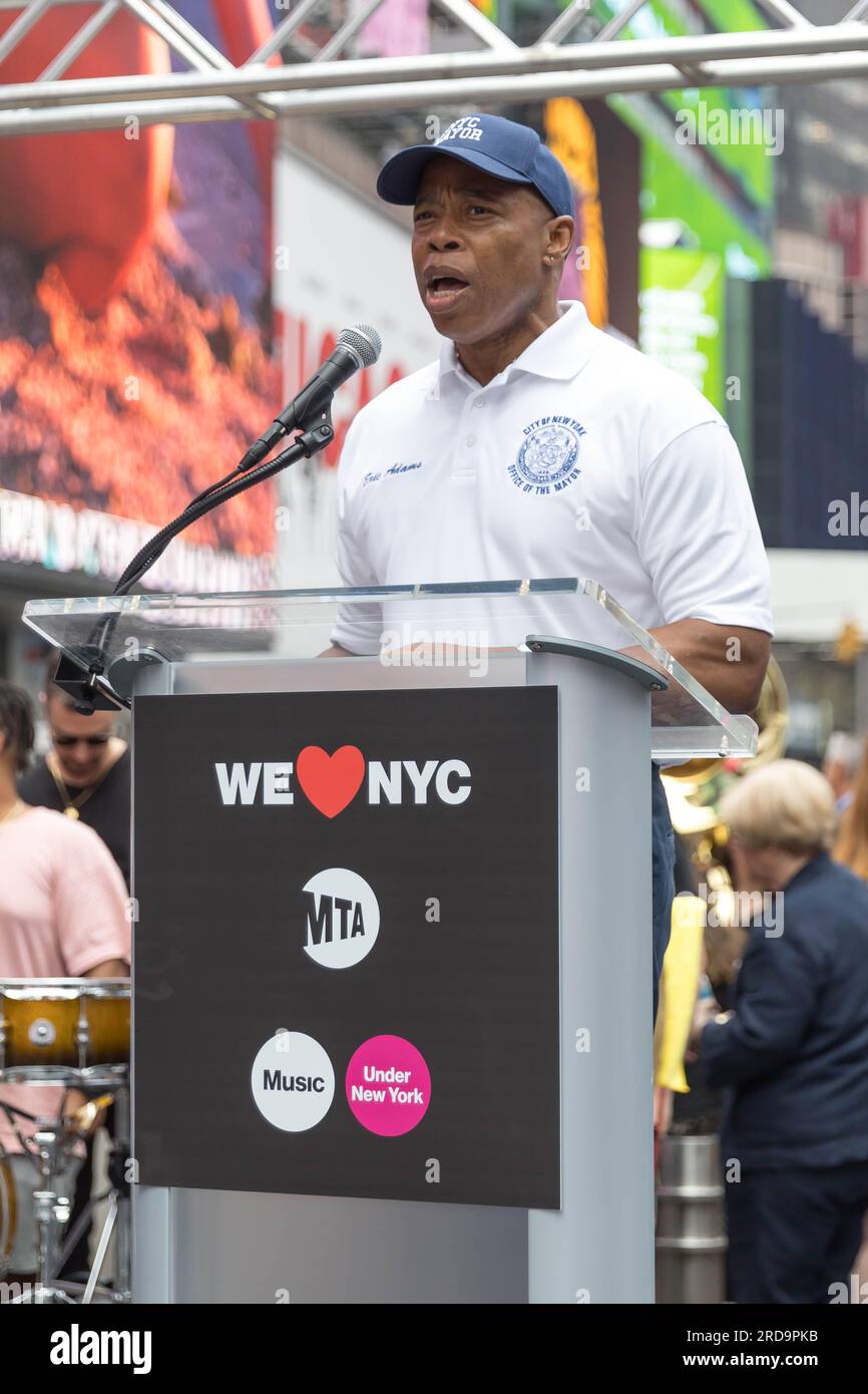 Times Square, New York, NY 19 juillet 2023, Eric Adams à la conférence de presse pour le maire Adams, MTA, et WELOVENYC lancent First-Ever Music Under New York Riders' Choice Award, Times Square, New York, NY 19 juillet 2023. Crédit : Brazil photo Press/Alamy Live News Banque D'Images