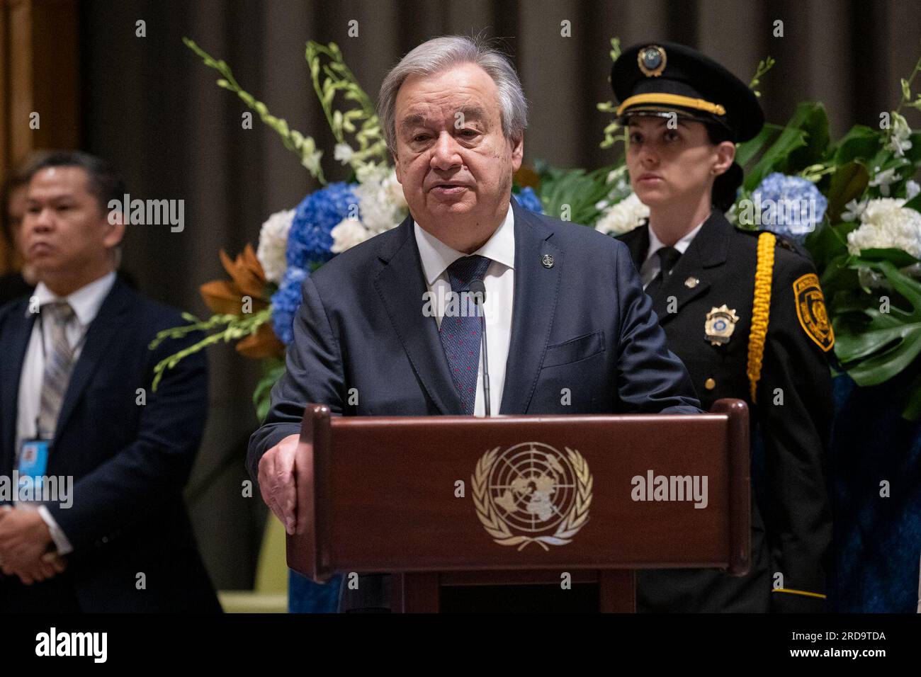 (230720) -- NATIONS UNIES, 20 juillet 2023 (Xinhua) -- le Secrétaire général des Nations Unies Antonio Guterres (C) prend la parole lors d'un service commémoratif annuel pour le personnel des Nations Unies qui a perdu la vie dans l'exercice de ses fonctions l'année dernière, au siège des Nations Unies à New York le 19 juillet 2023. POUR ALLER AVEC "le personnel d'honneur de l'ONU est mort dans l'exercice de ses fonctions l'année dernière" (Manuel Elias/photo ONU/document via Xinhua) Banque D'Images