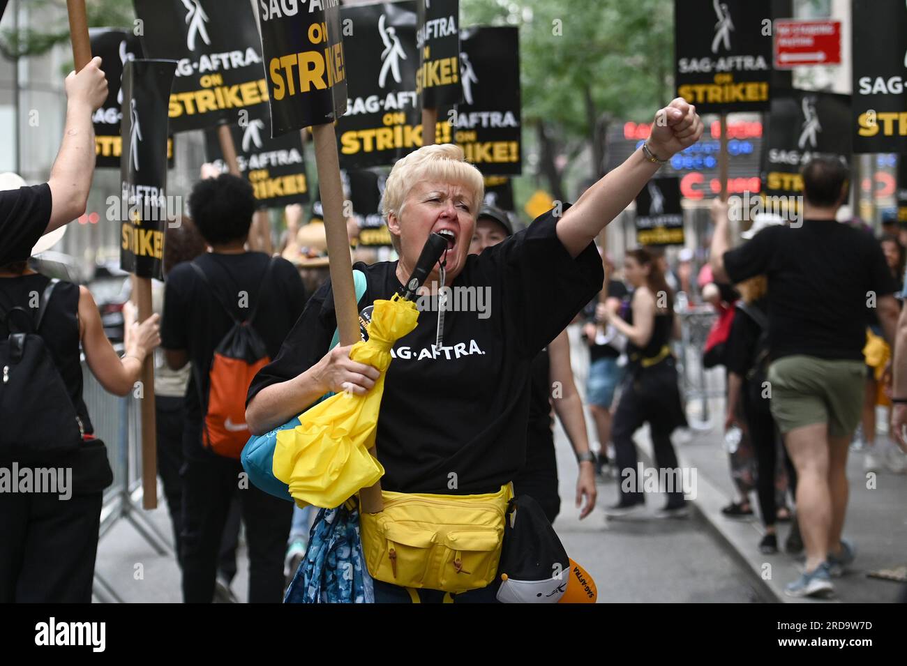 New York, États-Unis. 19 juillet 2023. Les membres de la WGA (Writer's Guild of America) et de la SAG-AFTRA (Screen Actors Guild-American Federation of Television and radio Artists) marchent sur une ligne de piquetage avec des panneaux devant NBC au Rockefeller Center, New York, NY, le 19 juillet 2023. (Photo Anthony Behar/Sipa USA) crédit : SIPA USA/Alamy Live News Banque D'Images